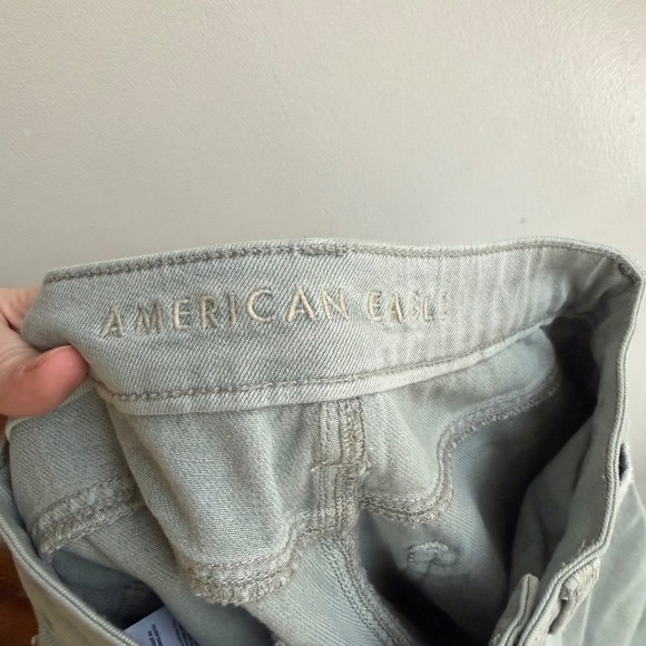 American Eagle High-Waisted Mom Jeans Distressed Sage Green Denim Size 0 Long - Picture 4 of 9